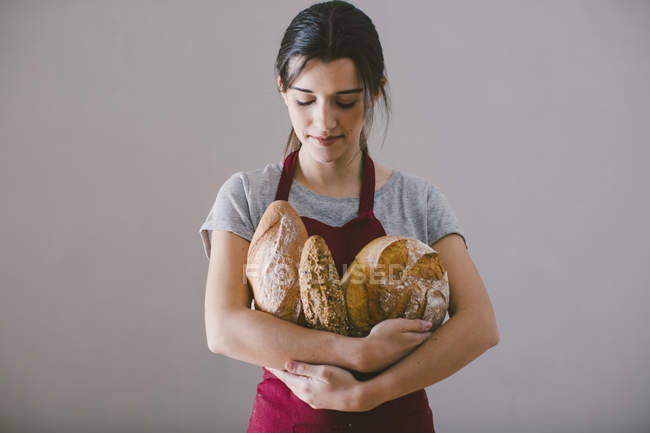 Frau hält verschiedene hausgemachte Brote in der Hand — Stockfoto