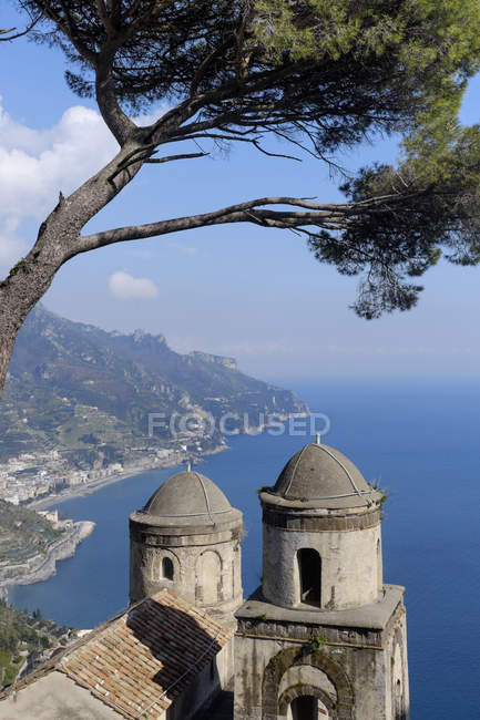 Italia, Campania, Ravello, Villa Rufulo, cupole della Chiesa della SS. Annunziata, paesaggio marino sullo sfondo — Foto stock