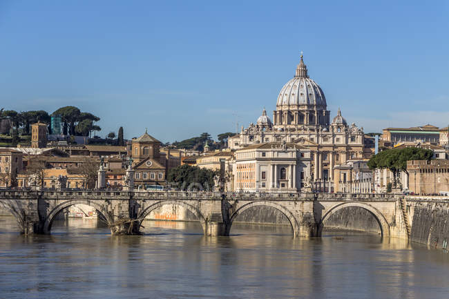 Italy, Rome, St. Peter's Basilica by the river seen from Ponte Sant'Angelo — Stock Photo