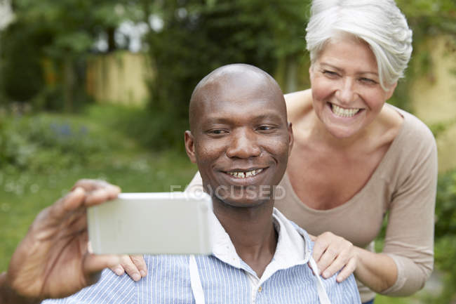 Portrait of couple taking selfie with smartphone — Stock Photo