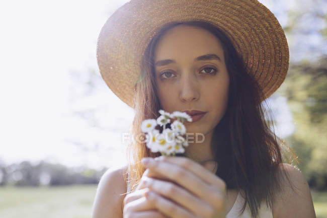 Retrato de jovem com margaridas — Fotografia de Stock