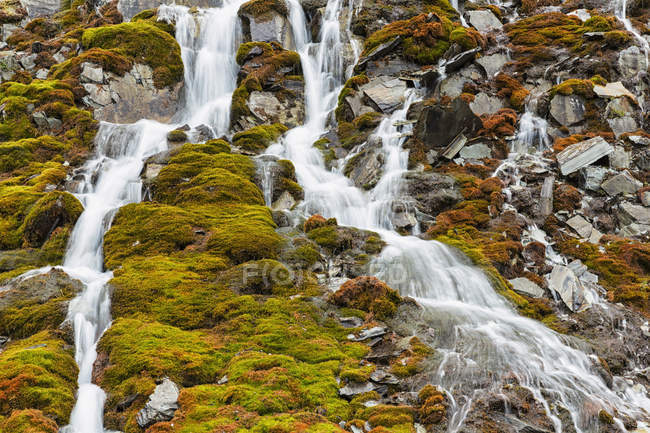 Kanada, Alberta, Jaspis-Nationalpark, Banff-Nationalpark, Wasserfälle entlang der Eisfelder Parkstraße — Stockfoto