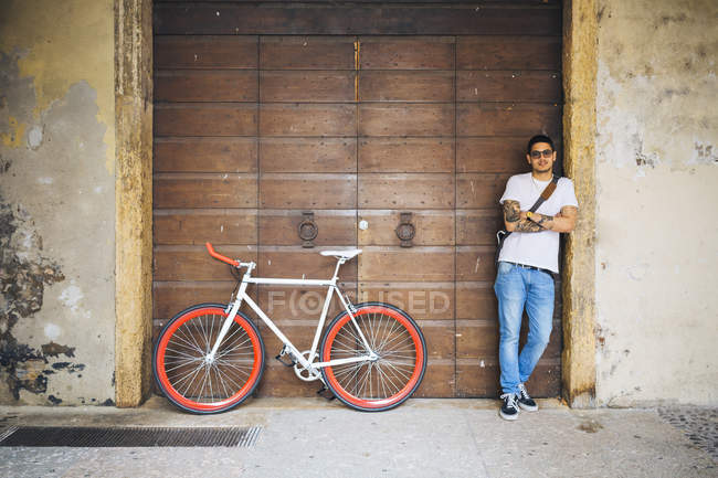 Junger Mann mit Fahrrad in der Stadt — Stockfoto