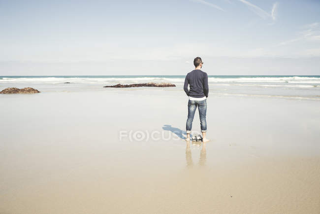Іспанія, Ribadeo, хлопець на пляжі Лас Catedrales на день весни — стокове фото