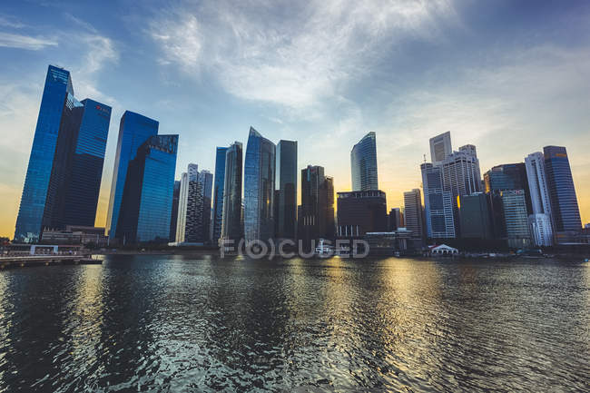 Paesaggio urbano di Singapore nel tempo del tramonto — Foto stock