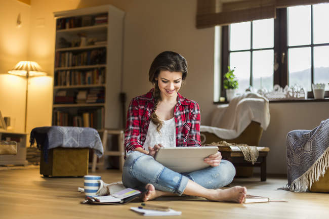 Junge Frau arbeitet zu Hause mit digitalem Tablet — Stockfoto