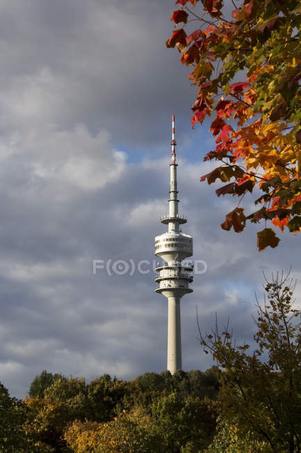 Германия, Бавария, Мюнхен, Олимпийская башня осенью — стоковое фото