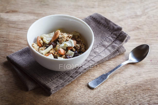 Granola casera de avena, almendra, quinua, pasas y anillos de manzana secos - foto de stock