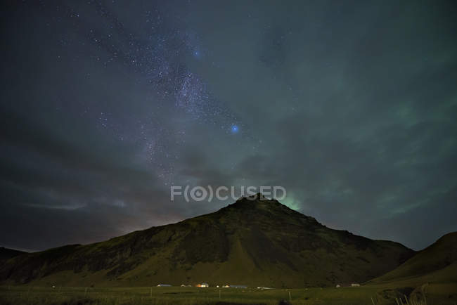 Ісландія, Північне сяйво і Чумацький шлях дощ вночі — стокове фото