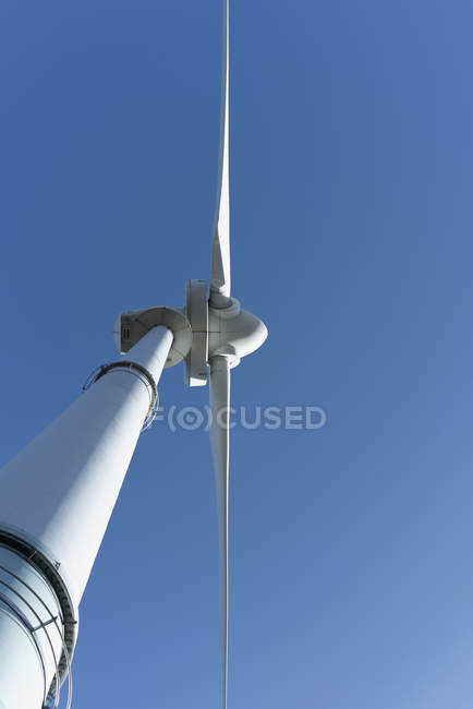 Alemania, Renania del Norte-Westfalia, Aquisgrán, vista de la turbina eólica desde abajo - foto de stock