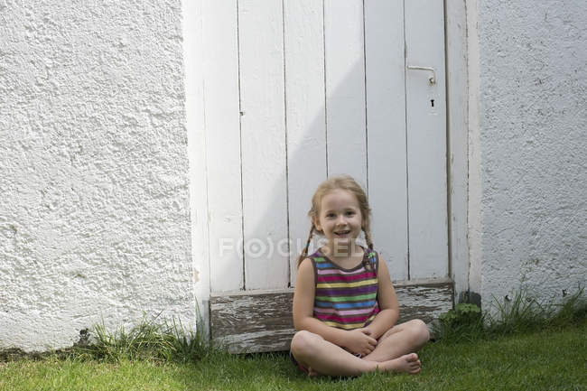 Porträt eines lächelnden kleinen Mädchens, das in die Kamera blickt — Stockfoto