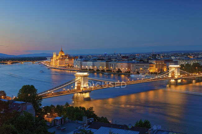 Угорщина, Будапешт, подання до шкідників з будівля парламенту, Ланцюговий міст і Дунай річки увечері — стокове фото