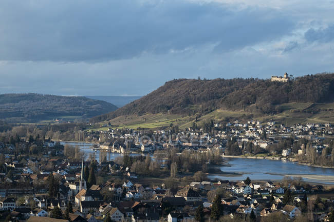 Швейцария, Тургау, Вид из Эшенца на Рейн и Штайн-ам-Райн с замком Гогенклинген — стоковое фото