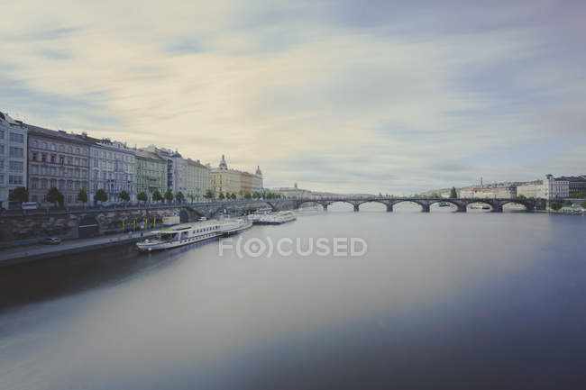Czechia, Praga, Vista do rio e ponte em segundo plano durante o dia — Fotografia de Stock