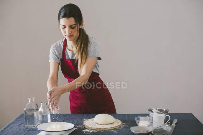 Frau bereitet selbstgebackenes Brot auf Tisch zu — Stockfoto
