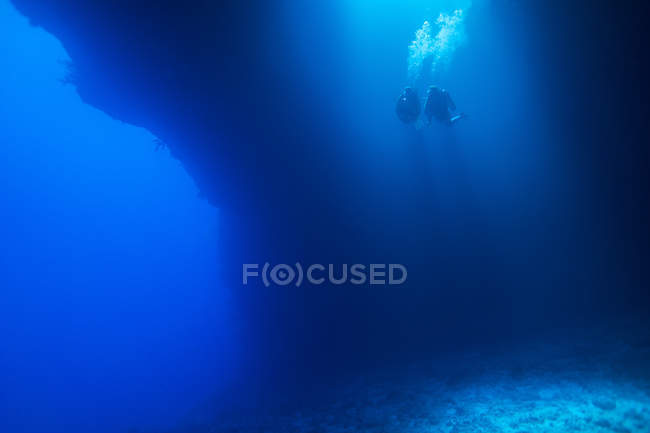 Palau, Oceano Pacifico, due subacquei in grotta sottomarina — Foto stock