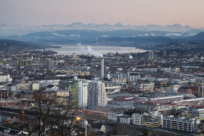 Svizzera, Zurigo, paesaggio urbano e Alpi svizzere sullo sfondo — Foto stock