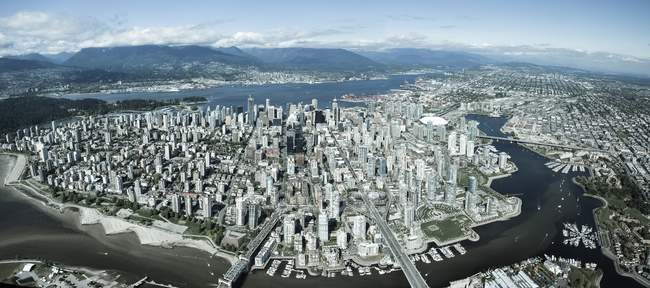Пташиного польоту міста Ванкувер при денному світлі, Канада — стокове фото