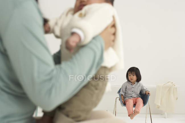 Asiatico madre con bambino e bambino — Foto stock