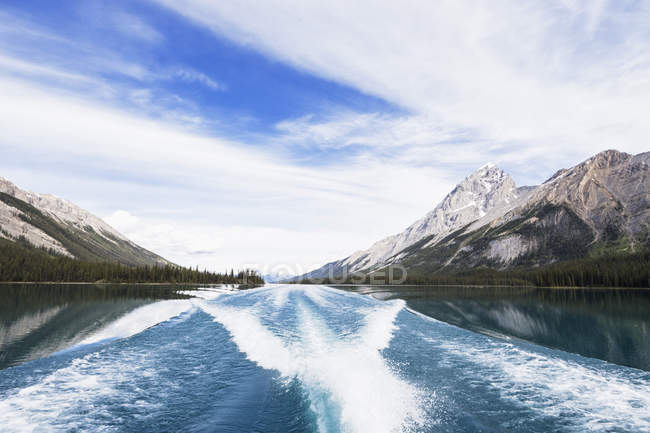 Canadá, Alberta, Parque Nacional Jasper, Montaña Maligne, Lago Maligne - foto de stock