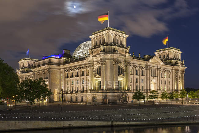 Germania, Berlino, cupola del Reichstag vicino alla furia del fiume di notte — Foto stock