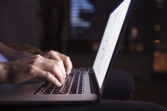 Mann arbeitet nachts mit Laptop — Stockfoto