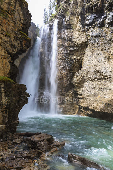 Canadá, Alberta, Banff National Park, Johnston Creek, Johnston Canyon, Upper Falls - foto de stock