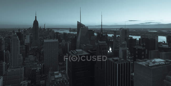 Veduta panoramica degli edifici di New York la sera, New York, Stati Uniti — Foto stock