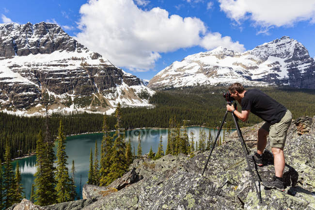 Canada, Columbia Britannica, Yoho Nationalpark, Fotografo che fotografa il lago Ohara — Foto stock