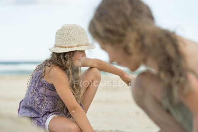 Close-up de menino e menina jogando na praia de areia — Fotografia de Stock