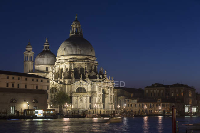Italia, Venecia, Iglesia Santa Maria della Salute iluminada por la noche - foto de stock