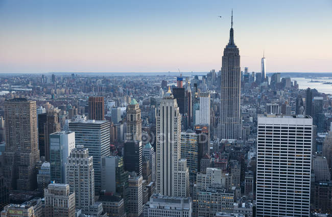 Panoramablick Auf Das Stadtbild Mit Empire State Building Am Abend Manhattan New York City Usa Anreise Hochhaus Stock Photo 181924362