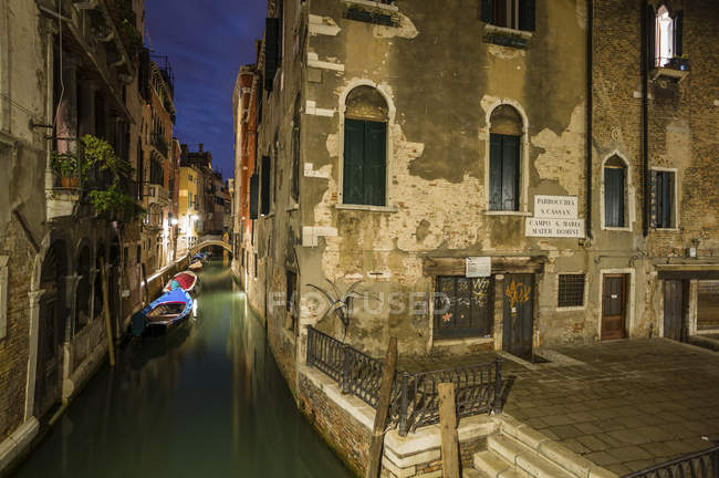 Veduta del vecchio vicolo romantico di notte, Venezia, Italia — Foto stock