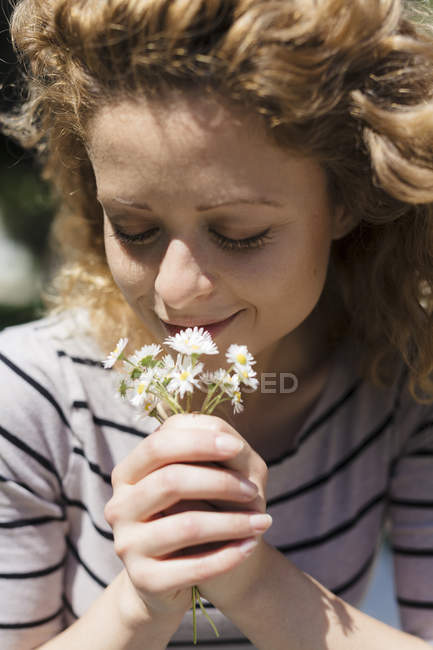 Retrato de mulher cheirando margaridas — Fotografia de Stock