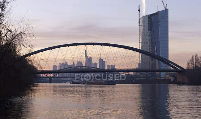 Alemanha, Hesse, Frankfurt, Nova Osthafenbruecke com novo edifício do BCE ao pôr-do-sol — Fotografia de Stock