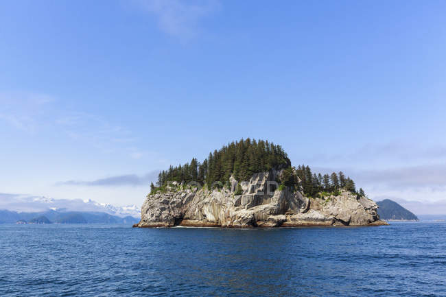 Blick auf Felseninsel bei Tag, Auferstehungsbucht, Seward, Alaska, USA — Stockfoto