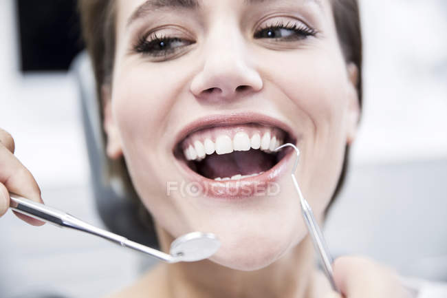 Donna dal dentista che riceve il trattamento — Foto stock