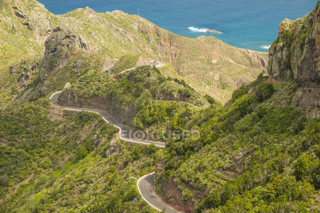 España, Islas Canarias, Tenerife, Macizo de Anaga, Valle de Taganana, Camino de montaña durante el día — Superficie, Contexto - Stock Photo | #181926142