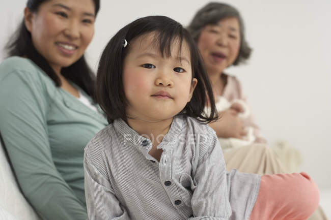 Asiatica donna anziana con figlia e due nipoti — Foto stock