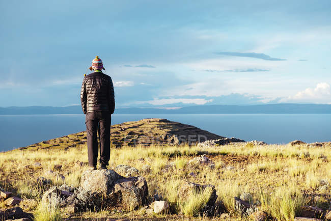 Peru, amantani island, mann steht auf pachamama peak mit blick auf pachatata — Stockfoto