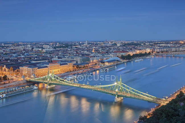 Hungría, Budapest, el río Danubio y el Puente de la Libertad iluminados por la noche - foto de stock