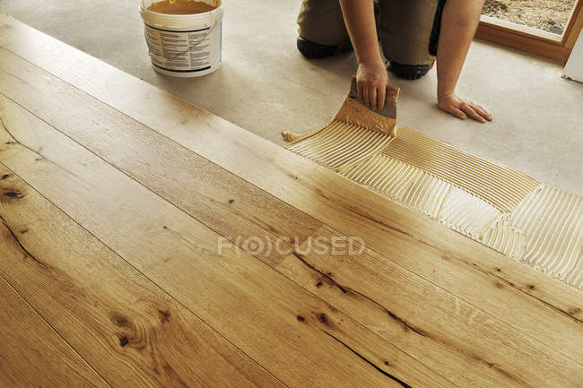 Man laying finished oak parquet flooring, close-up — Stock Photo