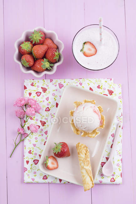 Strawberry icecream and milkshake on pink surface — Stock Photo
