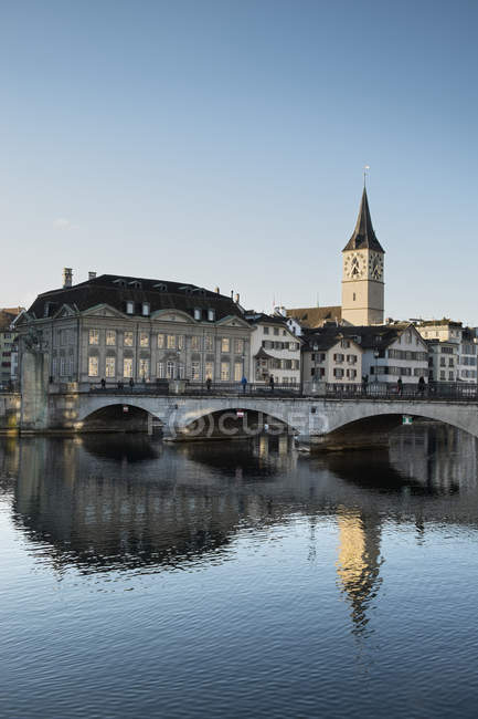 St. Peterskirche, Häuser und Brücke über den Limmatfluss in Zürich, Schweiz — Stockfoto