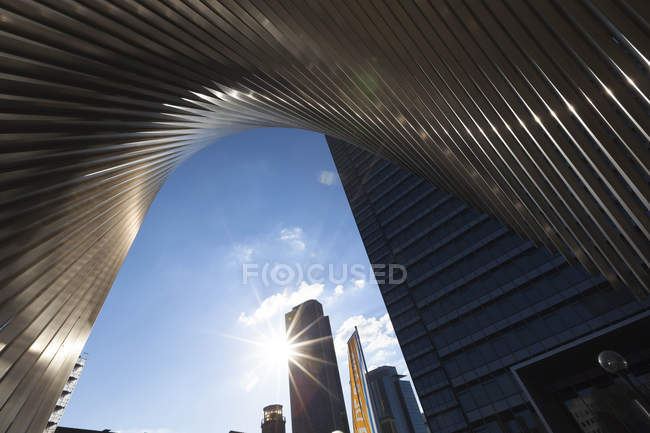 Deutschland, Hessen, Frankfurt, Skulpturen und moderne Bankgebäude gegen die Sonne — Stockfoto