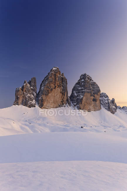 Italie, Haut Adige, Sexten Dolomites, Hochpuster Valley, Tre Crime di Lavaredo dans la soirée — Photo de stock