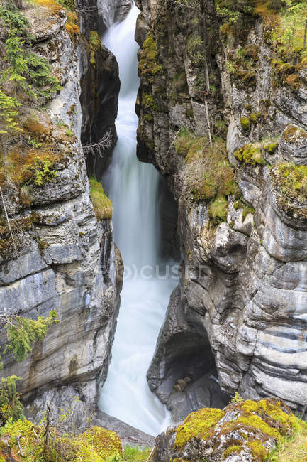 Canadá, Alberta, Montanhas Rochosas, Parque Nacional Jasper, Vista para Maligne Canyon e Rio Maligne — Fotografia de Stock