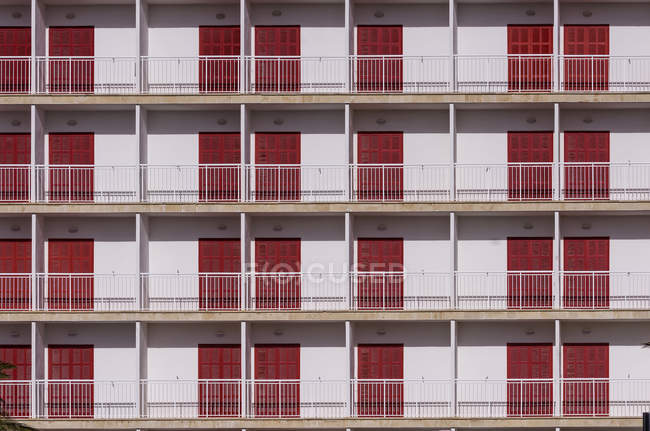 Espagne, Îles Baléares, Palma de Majorque, Colonia de Sant Jordi, balcons vides d'un hôtel — Photo de stock
