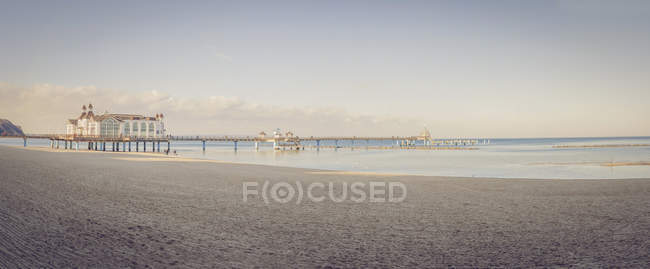 Germany, Mecklenburg-Western Pomerania, Ruegen, sea bridge at Baltic seaside resort Sellin in winter — Stock Photo