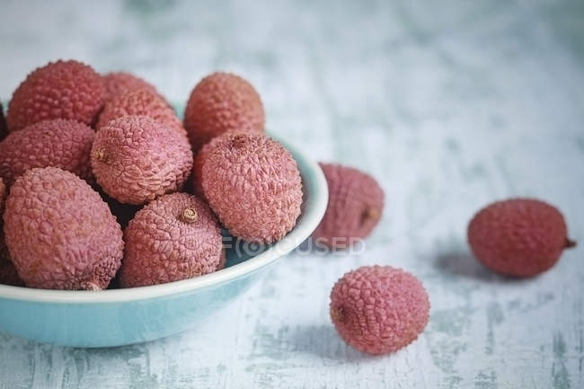 Bowl of fresh lychees — Stock Photo